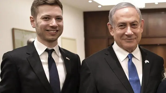 Der israelische Ministerpräsident Benjamin Netanjahu  und sein Sohn Yair (l.)