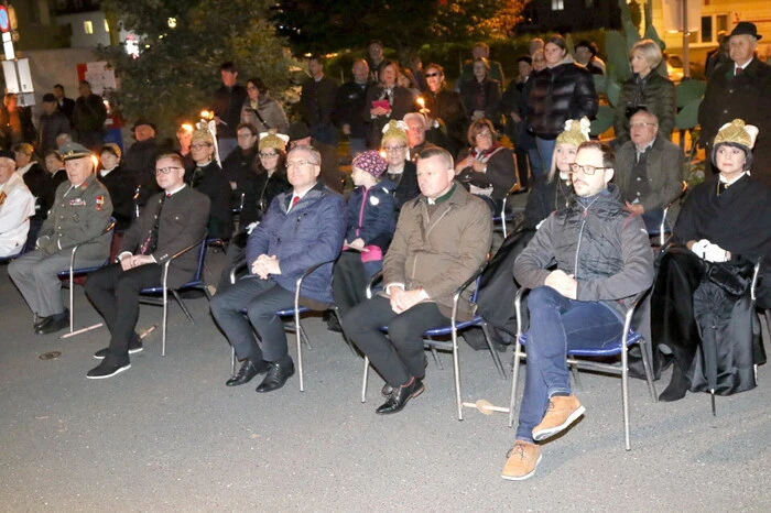 In der Herzogstadt lud am Freitagabend in Zusammenarbeit mit der Stadtgemeinde St. Veit der Kärntner Abwehrkämpferbund (KAB), Ortsgruppe St. Veit, nach dem Fackelzug durch die Innenstadt zur traditionellen Feier am Oktoberplatz. 
