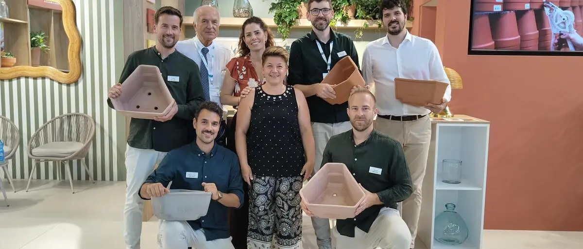 Das Gusta-Garden-Team mit den Geschäftsführern Lukas Bürger und Alexander Mann beim Messeauftritt in Köln.