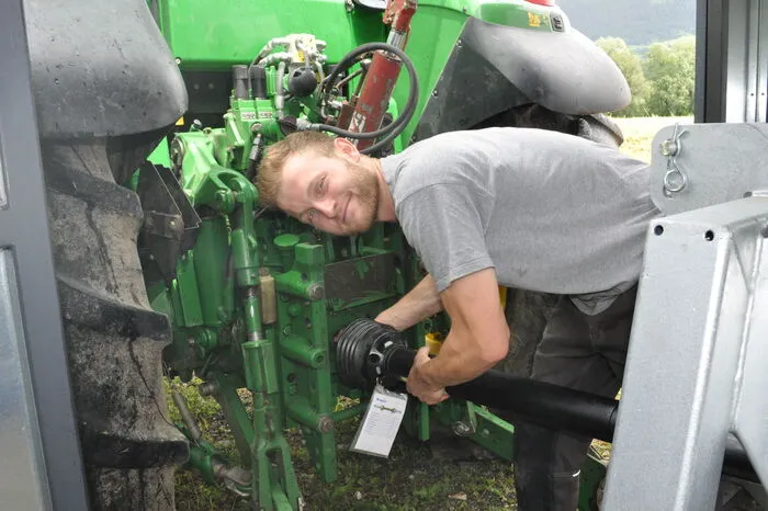 Michael Lackner betreibt die Pumpe im Ernstfall mit seinem Traktor.
