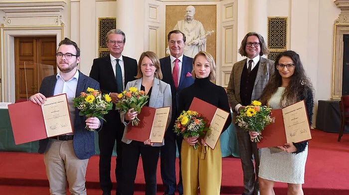 Die Stipendiaten Fynn-Morten Heckert, Hellena Nickerl, Claudia Anka Laštro und Katarina Štrangarov (vorne, v. l.) mit LR Christopher Drexler, Senator Rudi Roth und Rektor Martin Polaschek