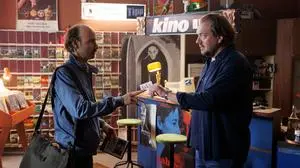 Micha Hardung (gespielt von Charly Hübner, rechts) ist „The Last Tycoon“: der letzte Videothekar