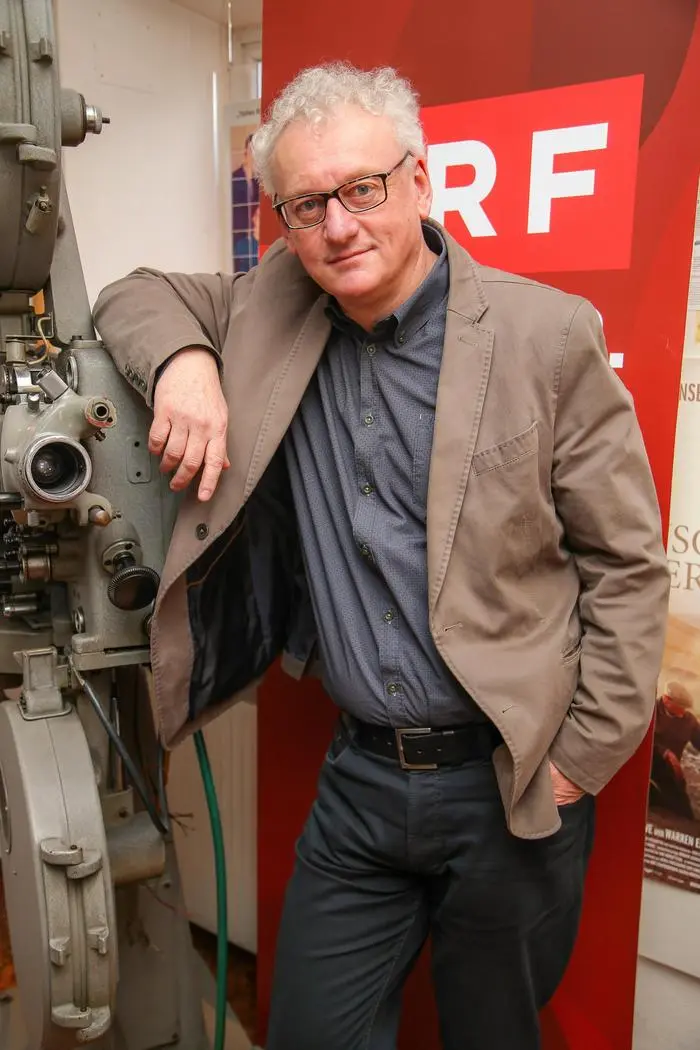 'Florian Teichtmeister und Michael Fitz nehmen am 2. März in ORF 2 ?Die Toten von Salzburg? ins Visier', 'Präsentation von Erhard Riedlspergers ORF/ZDF-Krimi.' Im Rollstuhl auf Verbrecherjagd: Der zweifache Nestroy-Preisträger Florian Teichtmeister geht am Mittwoch, dem 2. März 2016, um 20.15 Uhr in ORF 2 unter die TV-Ermittler ? und nimmt die titelgebenden ?Toten von Salzburg? aus einer außergewöhnlichen Perspektive unter die Lupe. Denn nach einem Paragliding-Unfall ist der Major und neue Leiter der Abteilung Gewalt- und Blutdelikte auf den Rollstuhl angewiesen, was seinen Arbeitsalltag nicht gerade erleichtert. Am 9. Februar wurde der ORF/ZDF-Krimi im Salzburger ?Das Kino? präsentiert.Im Bild: Regisseur Erhard Riedlsberger.   - Veroeffentlichung fuer Pressezwecke honorarfrei ausschliesslich im Zusammenhang mit oben genannter Sendung oder Veranstaltung des ORF bei Urhebernennung.  Foto: ORF/Franz Neumayr.  Anderweitige Verwendung honorarpflichtig und nur nach schriftlicher Genehmigung der ORF-Fotoredaktion.  Copyright: ORF, Wuerzburggasse 30, A-1136 Wien, Tel. +43-(0)1-87878-13606