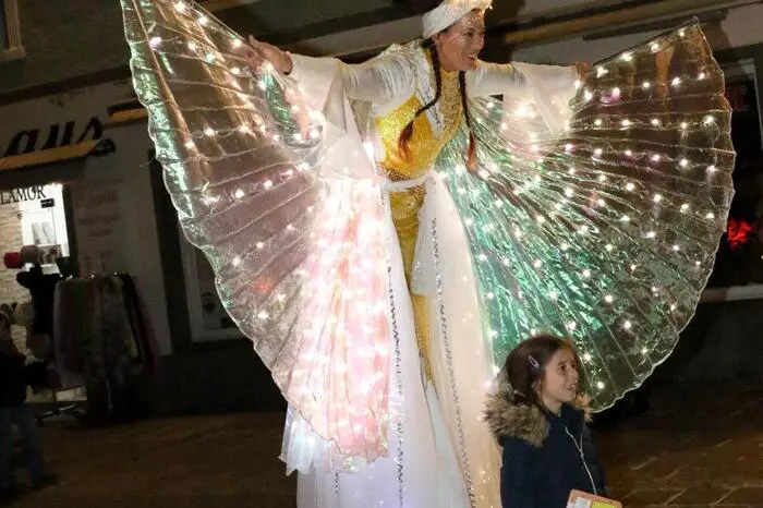 Für magische Momente sorgte die bezaubernde Stelzengeherin Marlen mit ihrer kunstvollen Performance als Engel.