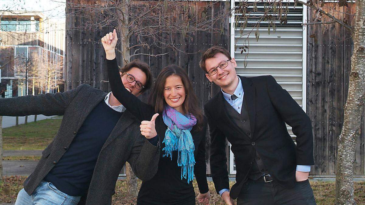 Progressio-Gründer Gerhard und Tanja Rattenegger und Partick Olschan vor ihrem Büro im Klagenfurter Lakeside Park	