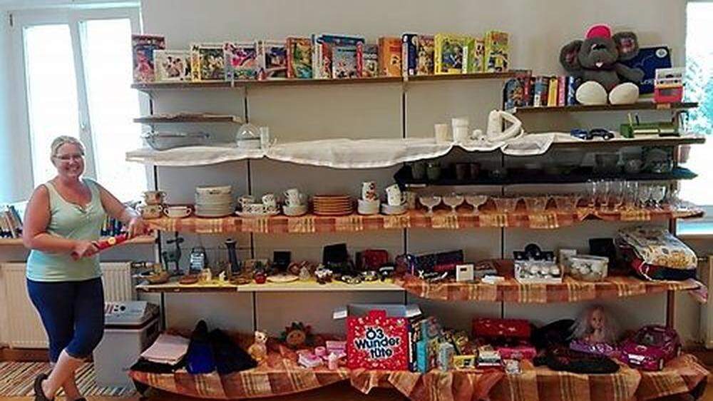 13 Freiwillige helfen im Kost-Nix-Laden in Gallizien mit