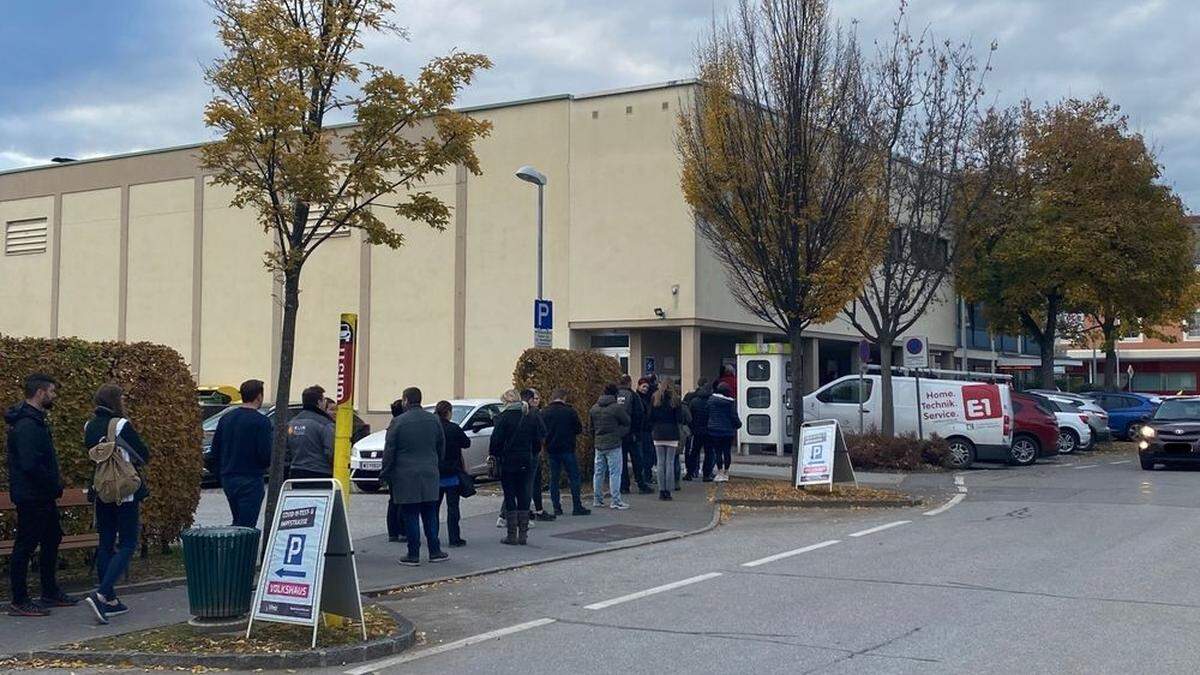 Auch heute gab es eine lange Warteschlange vor dem Volkshaus in Weiz