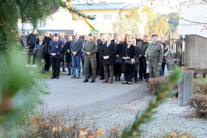 An der Feier nahmen neben Vertretern des Militärkommandos Kärnten und der Militärmusik Kärnten auch Delegationen des Österreichischen Kameradschaftsbundes, des Kärntner Kriegsopferverbandes, des Kärntner Abwehrkämpferbundes, der Freiwilligen Feuerwehr sowie des Schwarzen Kreuzes teil. 