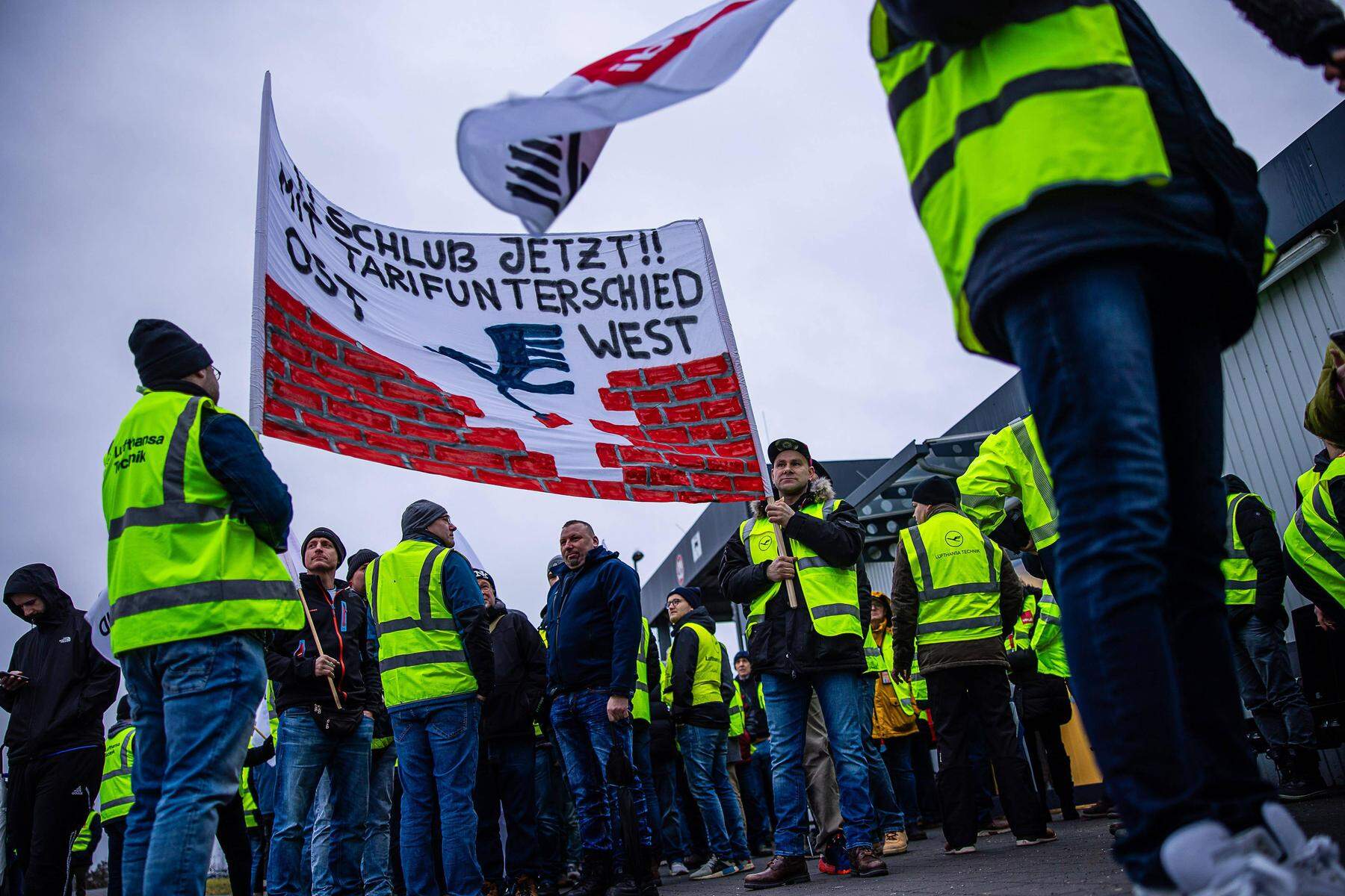 Ab Dienstagfrüh : Gewerkschaft ruft zu Streiks auf: Bei Lufthansa drohen wieder Flugausfälle 
