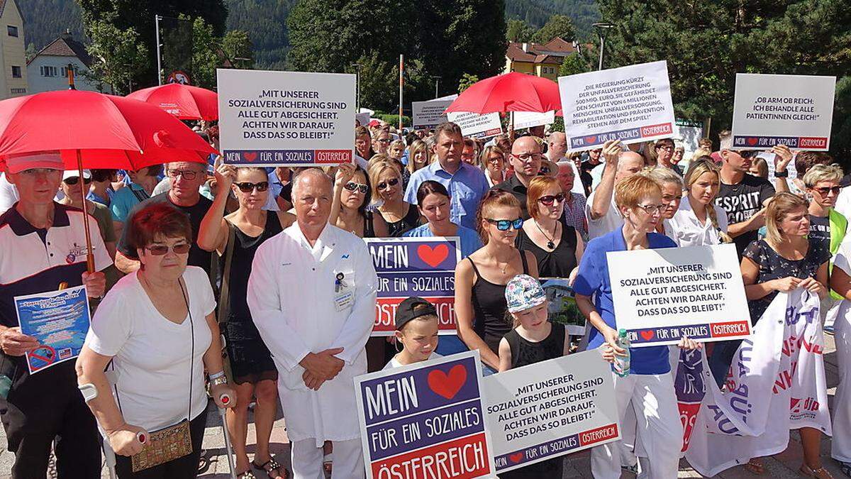 Vor dem UKH Kalwang wurde Montag Vormittag gegen die geplanten Einsparungen protestiert