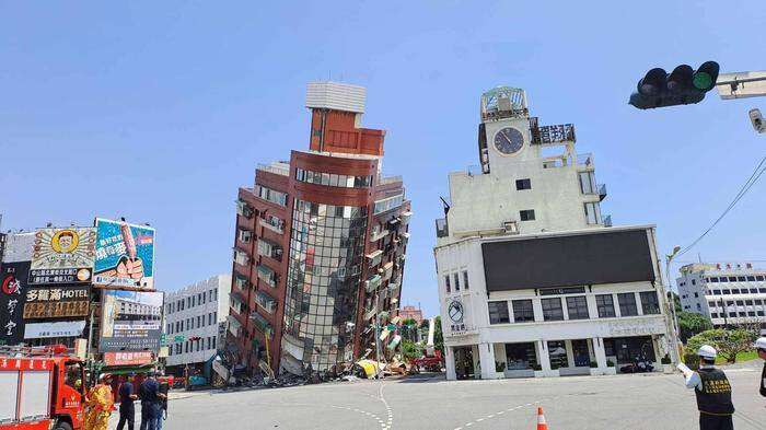 Zahlreiche Gebäude trugen bei dem Beben in Taiwan teils immense Schäden davon