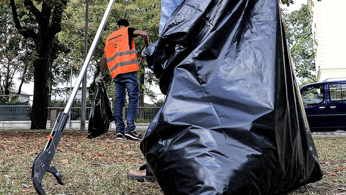 In Traiskirchen, wo SPÖ-Chef Babler Bürgermeister ist, helfen Asylwerber seit langem beim Müll sammeln