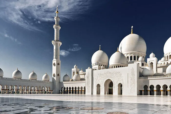 3609 Stunden pro Jahr. Abu Dhabi, Hauptstadt derVereinigten Arabischen Emirate, hat den wolkenlosen Himmel gepachtet: Mit der Scheich-Zayid-Moschee, den Mangrovenwäldern, dem Louvre oder den funkelnden Etihad Towers gibt es darunter aber auch viel zu sehen.