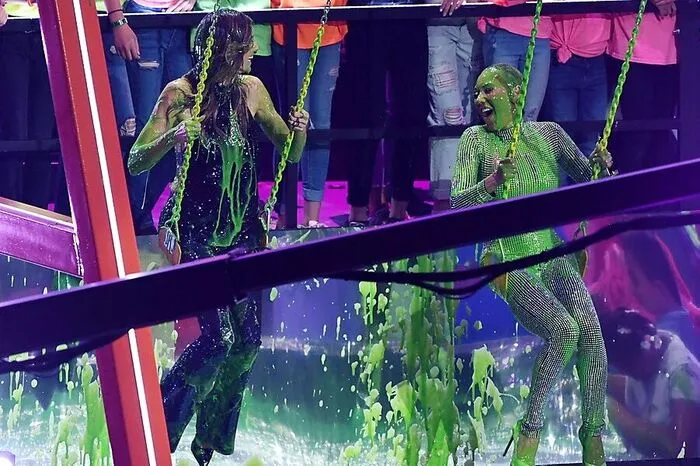 Ebenso Heidi Klum (links) und Mel B., die bei ihrer Moderation auf Schaukeln hin und her schwangen.