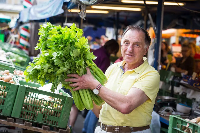 Am Markt einkaufen: Köstliche Übung mit Suchtfaktor: Wer Klagenfurt wirklich kennenlernen will, muss über den Benediktinermarkt bummeln. Standler aus dem ganzen Alpen-Adria-Raum bieten hier donnerstags, freitags (Biomarkt) und samstags nicht nur Frisches an, sondern schwingen auch den Kochlöffel. Die Marktlokale haben täglich geöffnet.