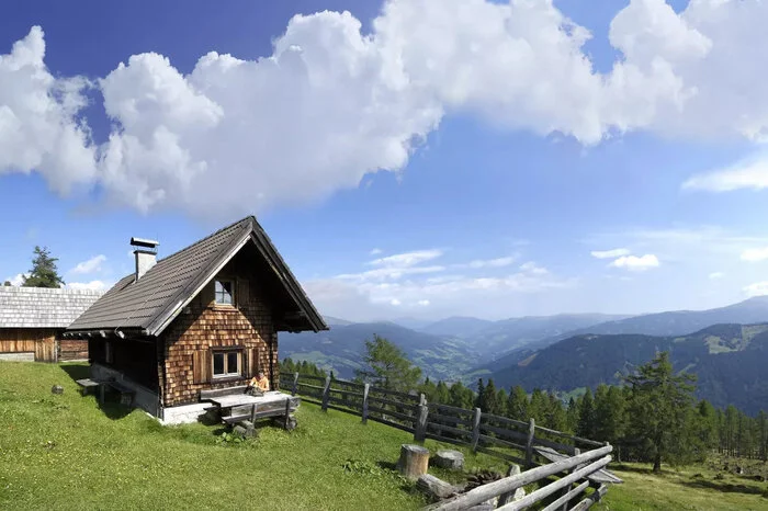 Die Marhütte der Familie Neunegger aus Eisentratten liegt auf 1700 Metern Seehöhe mitten in der Berglandschaft des Tschiernock. „Sie ist ideal für Familien, man kann viele leichte Wanderungen machen, etwa zur Millstätter oder Schwaiger Hütte. Kinder können am Wasser spielen, es gibt einen kleinen Teich mit Fischen“, erzählt Carmen Neunegger. Vor der Hütte, die Platz für sechs Personen, Solarstrom und einen beheizbaren Badeofen bietet, gibt es auch einen Lagerfeuer-Platz und Hunde sind willkommen.