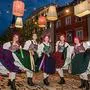Mit bunter Tracht ging es Freitagabend durch die Nacht