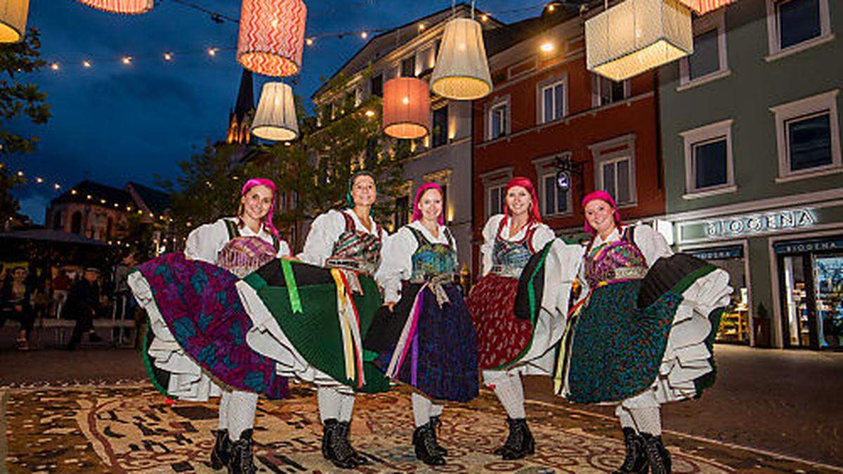 Mit bunter Tracht ging es Freitagabend durch die Nacht