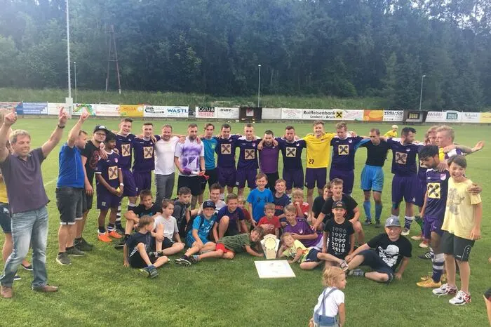 Trainersuche trotz Aufstieg In der vorletzten Runde der Gebietsliga Mürz buchte Niklasdorf mit einem 2:1-Heimsieg gegen St. Marein-Lorenzen sein Ticket in die Unterliga. Obwohl die Mannschaft von Trainer Franz Wolfgruber die gesamte Saison ohne Niederlage blieb, war Parschlug dem Meister bis kurz vor dem Ende dicht an den Fersen. Frei nach dem Motto „am Höhepunkt aufzuhören“, gingen Trainer Wolfgruber und Niklasdorf mit Saisonende getrennte Wege. Mitte Juni folgte eine ausgelassene Meisterfeier inklusive Festzelt und Umrahmung durch den Musikverein. Kader ATUS Niklasdorf: Michael Mock, Matthias Schweighofer, Patrick Reinhard Dolc, Nico Erker, Teodor Elisei Fetti, Florian Hoppaus, David Lammer, Michael Häuselhofer, Christoph Leodolter, Dominik Leodolter, Sebastian Mayerhofer, Matthias Mock, Daniel Moltrer, Rafih Omer, Shafi Omer, Kevin Ortner, Manuel Ramljak, Rene Scheikl, Niko Scherer, Drazan Sekic, Daniel Tschreppl
