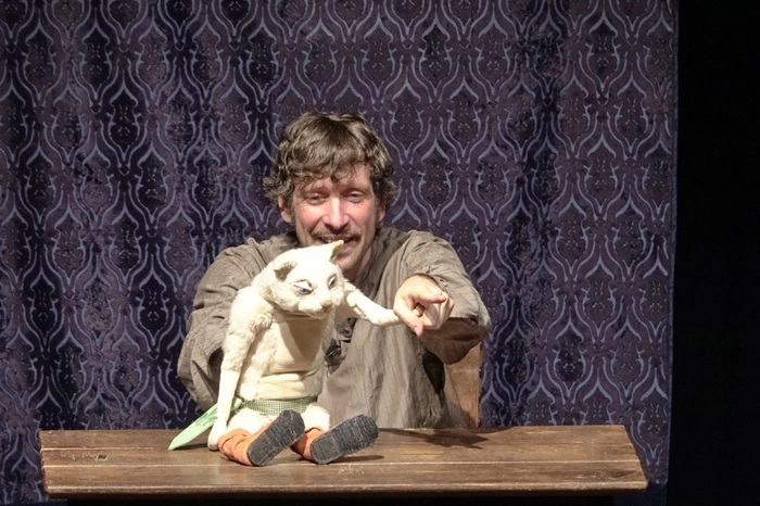 Die Kleinsten, aber auch die Erwachsenen, begeisterte im Kunsthaus das rasante und witzige Puppenspiel "Die gestiefelte Katze", das Daniel Wagner vom Theater auf der Zitatelle erzählte und spielte.