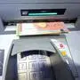 Man sieht Geld, das aus einem Bankomaten kommt | Vor einem Bankomaten die Kunden stressen - so beginnt die Betrugsmasche, der zumindest zwei Kärntner zum Opfer fielen