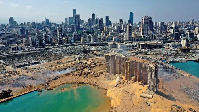 Eine Luftaufnahme zeigt die massiven Schäden an den Getreidesilos des Beiruter Hafens und in der Umgebung am 5. August 2020, einen Tag nach einer gewaltigen Explosion im Herzen der libanesischen Hauptstadt.
