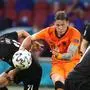 AMSTERDAM,NETHERLANDS,17.JUN.21 - SOCCER - UEFA European Championship, OEFB international match, Netherlands vs Austria. Image shows Stefan Lainer (AUT) and Wout Weghorst (NED).
Photo: GEPA pictures/ Christian Walgram