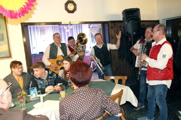 Flotte Musik mitten unter die Leut: Die Musikergruppe Herzschlag