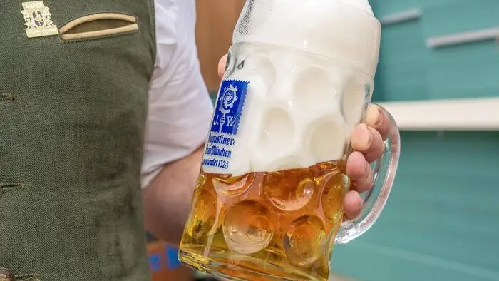 In mehreren großen Zelten kostet das Maß Bier auf dem Oktoberfest heuer 15,90 Euro