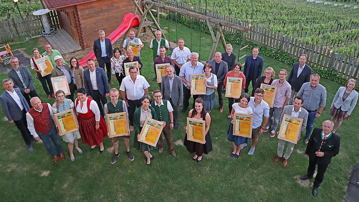 Die Preisträger mit Vertretern des Vulkanlandes