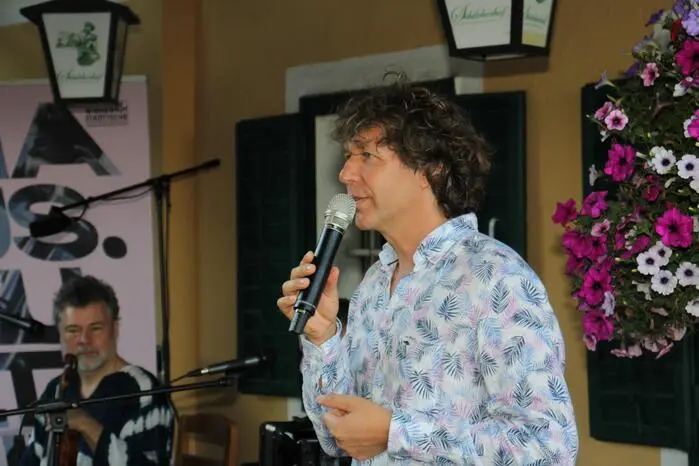 Zur Premiere war Organisator der Nachbarschaftskonzerte, Erich Oskar Huetter, zu Gast und präsentierte gemeinsam mit den Musikern Pavel Fischer und Jakob Jedlinsky einen eindrucksvollen Abend mit Musik zwischen Böhmen und Mähren.