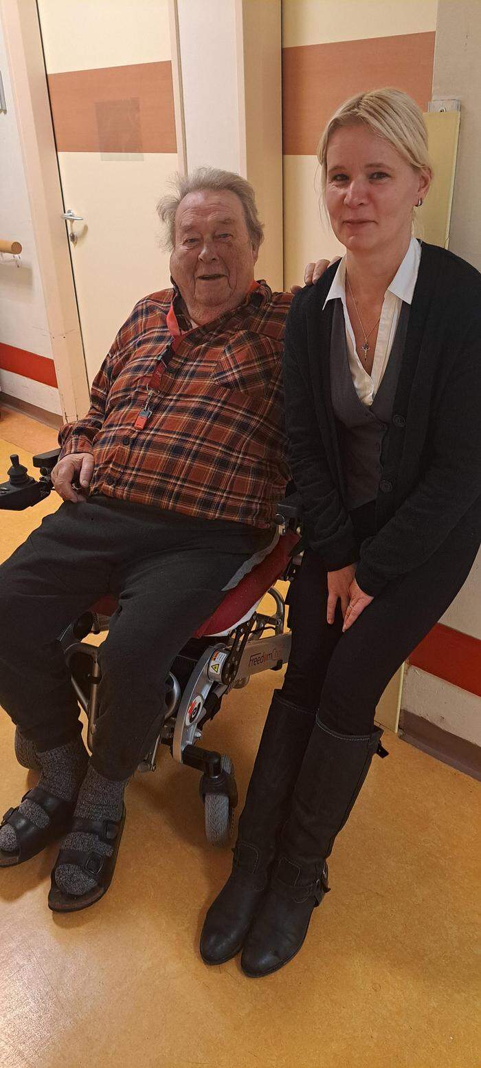Herr K. freut sich über seinen E-Rollstuhl. Seelsorgerin Monika Semmernegg über die Unterstützung von „Steirer helfen Steirern“: „Ihre Hilfe kommt an!“ | Herr K. und Frau Semmernegg im Pflegewohnheim