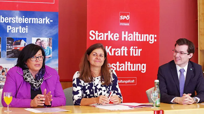 SPÖ-Landesrätin Doris Kampus, flankiert von den Abgeordneten Maria Fischer und Stefan Hofer