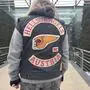 Mann mit langen grauen Haaren und ärmelloser dunkler Jacke mit der Aufschrift „Hells Angels Austria“ von hinten fotografiert | Vor dem Kuss Wolfsberg: Das Logo auf der „Kutte“ der Hells Angels ist in bestimmten Teilen Deutschlands verboten