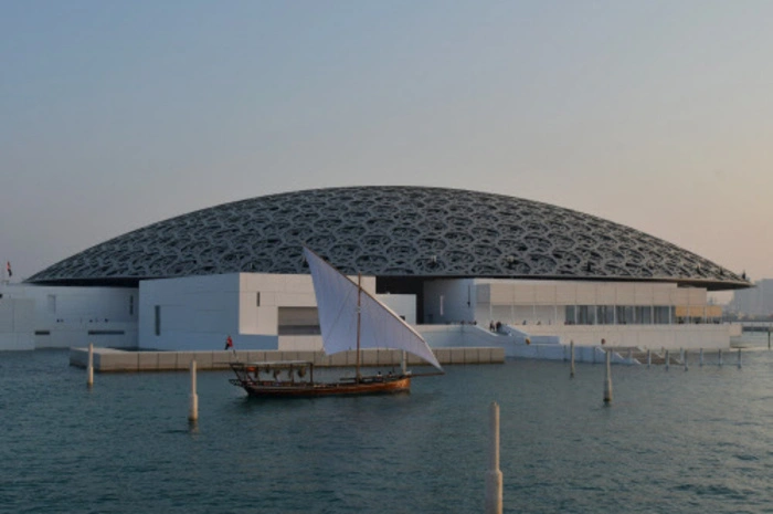 Der Louvre Abu Dhabi wurde erst 2017 eröffnet, punktete aber mit seinen kulturellen Qualitäten und wurde mit eindrucksvollen Installationen wie Animals, Between Real and Imaginary und Japanese Connections: The Birth of Modern Décor sofort zu einer der besten Kunstgalerien der Welt.