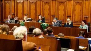 Die alte Regierungsbank im Grazer Rathaus: von links nach rechts sitzen Manfred Eber, Robert Krotzer, der sich gerade mit Judith Schwentner unterhält, Elke Kahr, Kurt Hohensinner, der gerade am Wort ist, Claudia Unger und Claudia Schönbacher
