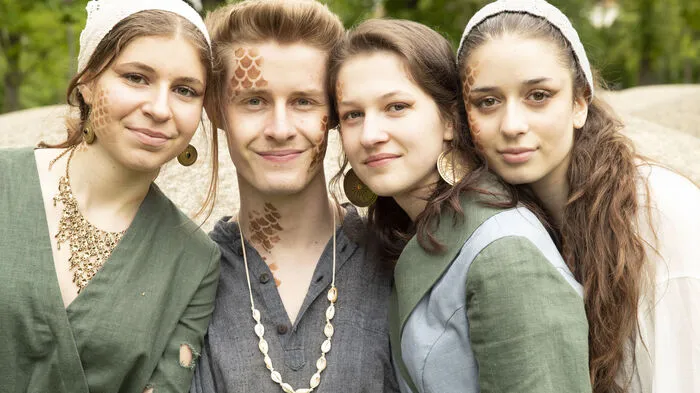 Vier der Darsteller in "Robbe an Delfin": Emma Sadnik, Luca Pregartner, Elina Majcen und Emma Schaffer
