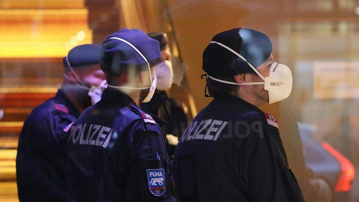 Polizei beim Einsatz mit Masken