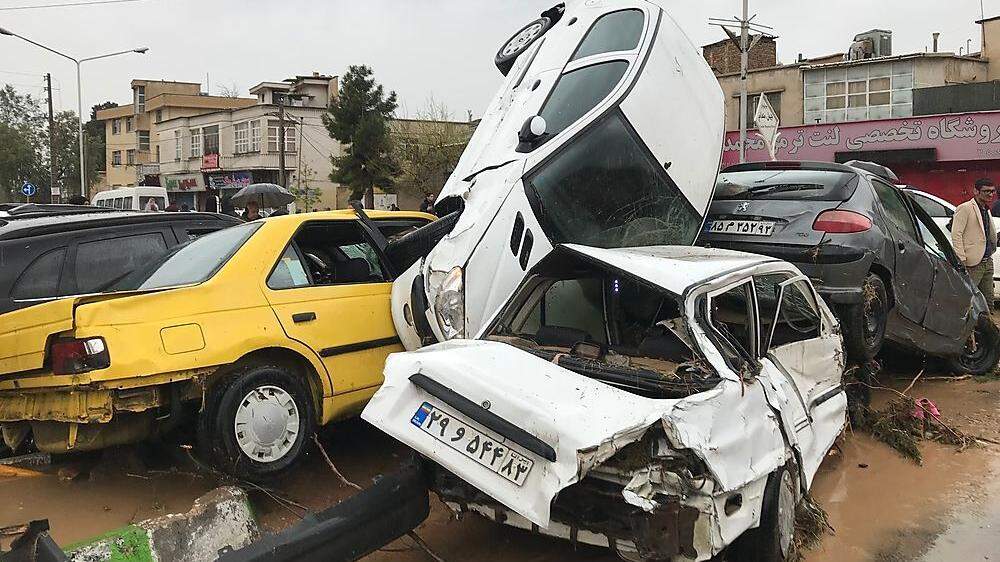 Übereinandergeworfene Autos in Shiraz im Süden des Iran