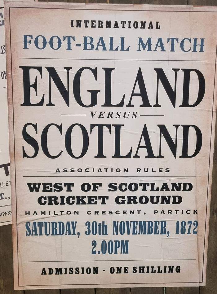 Ein Plakat des ersten Länderspiels der Fußballgeschichte, das im schottischen Fußballmuseum im Hampden Park hängt