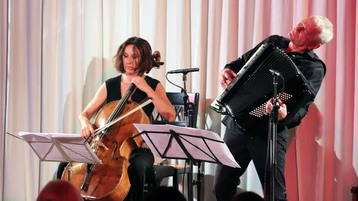 Asja Valcic - Cello und Klaus Paier - Accordion, Bandoneon bei ihrer Premiere im Bamberger Amthof.  