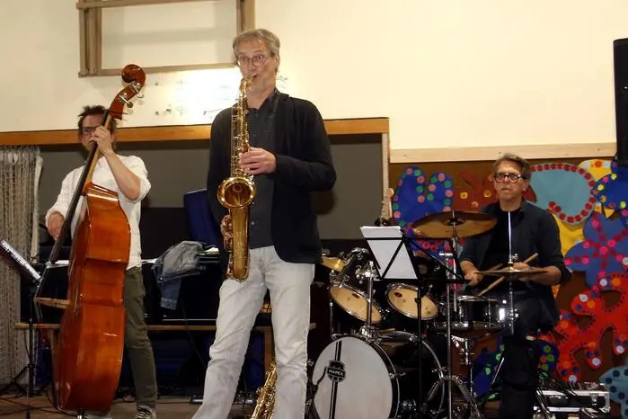 Musikalisch sorgte die „Papaband“ eine Formation Fürstenfelder Musikerväter mit Jazzklassikern für den stimmungsvollen Auftakt.