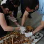 Wissenschaftler Daniele Mattiangeli (rechts) bei der Untersuchung des Skeletts