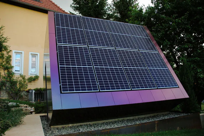 ... mit acht Fotovoltaikpaneelen ausgestattet.