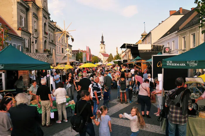 Tausende Besucherinnen und Besucher strömten auf den Hauptplatz, um sich bei regionaler Kulinarik und einem bunten Musikangebot unterhalten zu lassen.