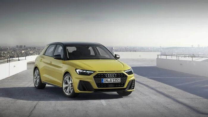 In der Länge ist der neue Audi A1 um 56 Millimetern auf nunmehr 4,03 Meter deutlich gewachsen. Die Breite von 1,74 Metern sorgt für ordentlich Bewegungsfreiheit im Innenraum und die Höhe beträgt in der neuen Generation nur mehr 1,41 Meter.
