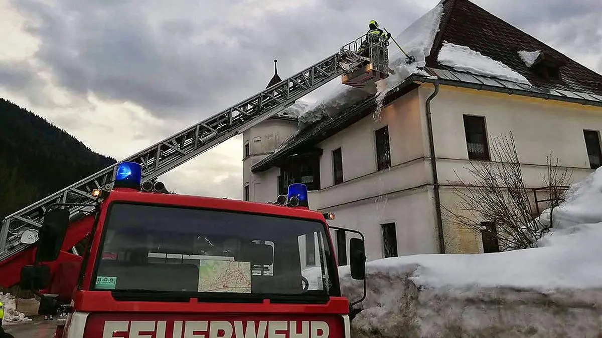 Dach vom Schnee befreit