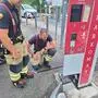 Feuerwehrmänner vor Parkautomat