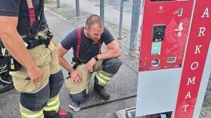 Feuerwehrmänner vor Parkautomat