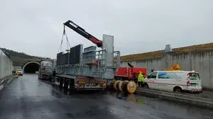 Die letzten Überkopfwegweiser werden dieser Tage errichtet